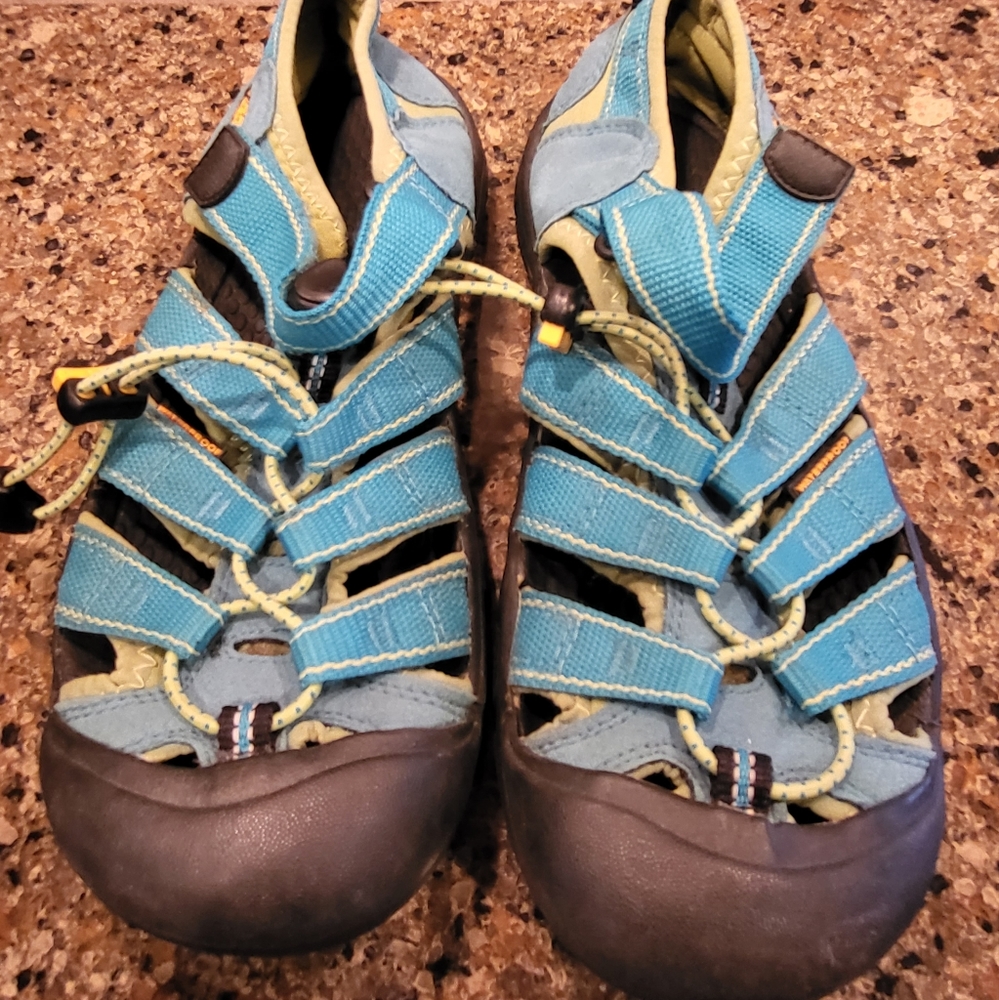 Keen teal sandle size 5